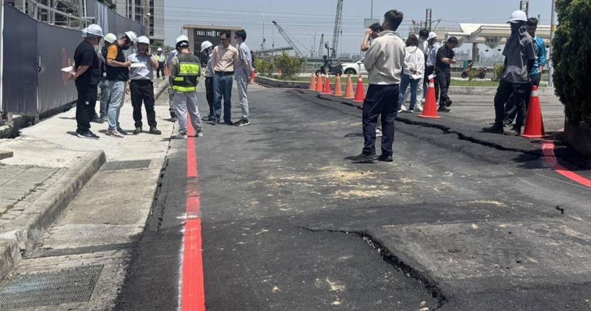 台中市烏日區高鐵二路平面迴轉道日前出現長度逾20公尺的裂痕，且路面高低不平，中市都發局等單位14日前往會勘。（圖／中國時報潘虹恩攝）