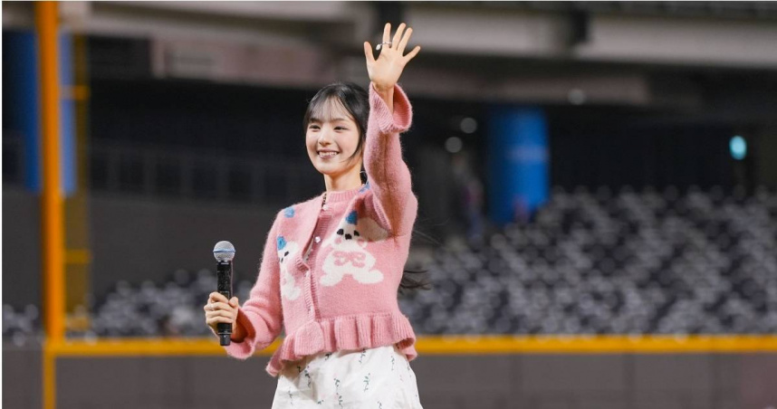 韓國爆紅少女歌手GYUBIN 昨晚在味全龍台北大巨蛋主場開球，並且在賽後熱唱3首歌曲。（圖／FU Entertainment、DJB LIVEWORKS提供）