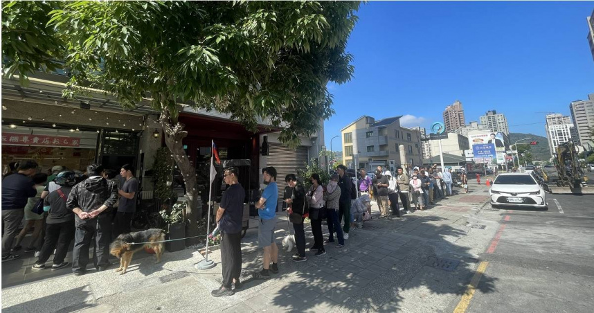 「樋口飯糰」遭房東砸店後，許多熱情民眾前往購買飯糰，支持老闆夫妻倆，也衍生出飯糰供不應求的問題。（圖／報系資料照）