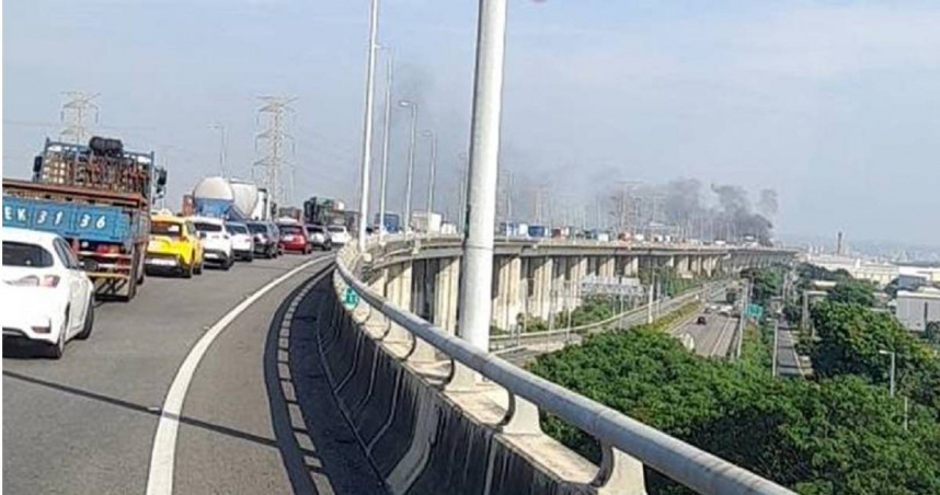 國道3號南下193.5公里和美路段，今（2）日下午發生驚險火燒車事故，31歲吳女載5歲女兒行經該處時，不明原因追撞前車並引發火勢，整輛車陷入火海，燒到幾乎成為廢鐵。（圖／翻攝畫面）