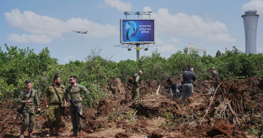 以色列安全部隊視察葉門胡塞叛軍炮擊的本古里安國際機場區域。（圖／達志／美聯社）