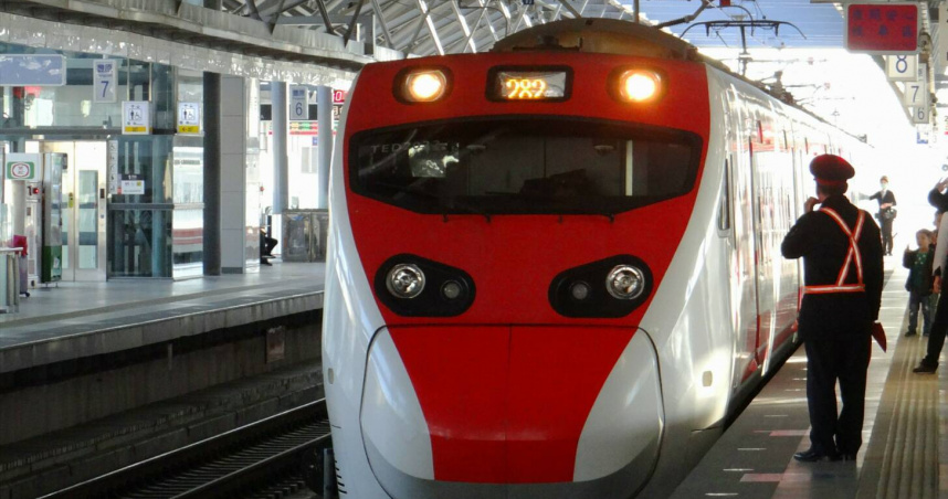 女學生刷電子票證不慎誤上新自強號列車,竟躲在廁所逃票。(示意圖/報系資料照)