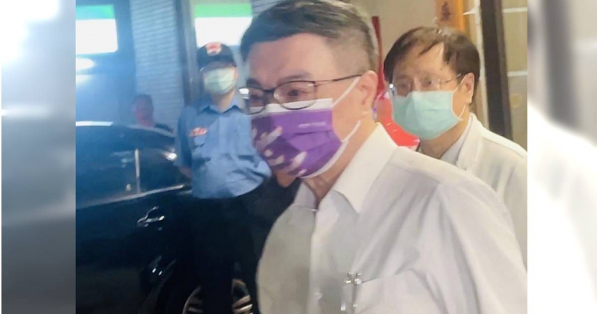 行政院長卓榮泰19日晚間8點趕往恩主公醫院探視三峽重大車禍傷者。（圖／中國時報記者李育嫺攝）