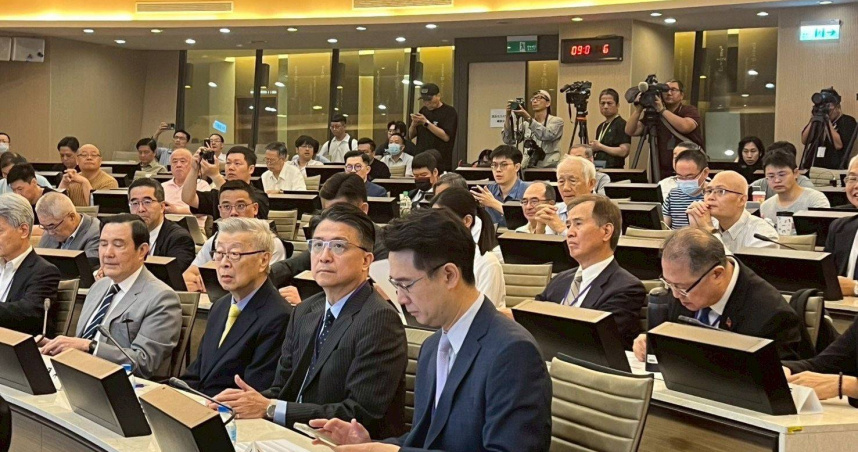 文化大學國家發展及中國大陸研究所與馬英九基金會，今天邀請學者專家探討兩岸關係的未來，圖第二排右第一人為黃介正。』（圖／文化大學提供）