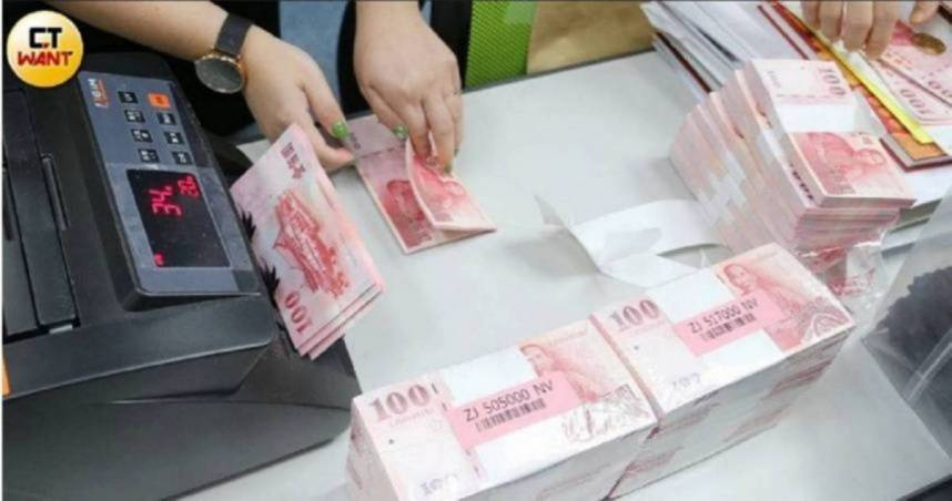 一名男子突然獲得800萬元遺產，藉此詢問網友該如何處理才能不亂花錢。（示意圖／黃鵬杰攝）