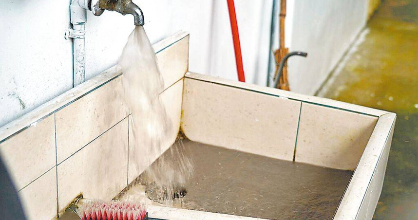 接連受到地震、颱風影響，花蓮縣秀林鄉和仁部落簡易自來水系統受損，1年多來不但供水不穩定，水質也相當混濁。（圖／翻攝畫面）