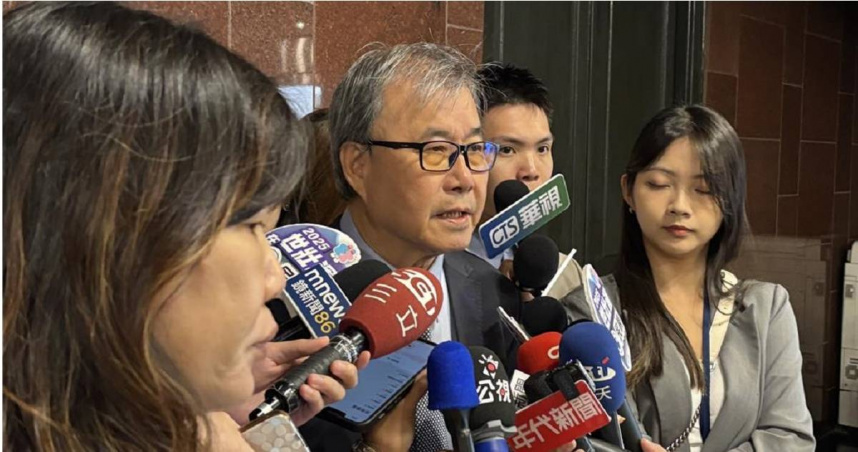 教育部長鄭英耀今天表示，政務次長葉丙成目前受性平會請假接受調查，避免職務造成外界的猜測。（圖／中國時報林縉明攝）