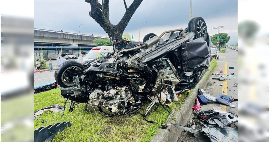 遊覽車撞翻轎車。（圖／翻攝畫面）
