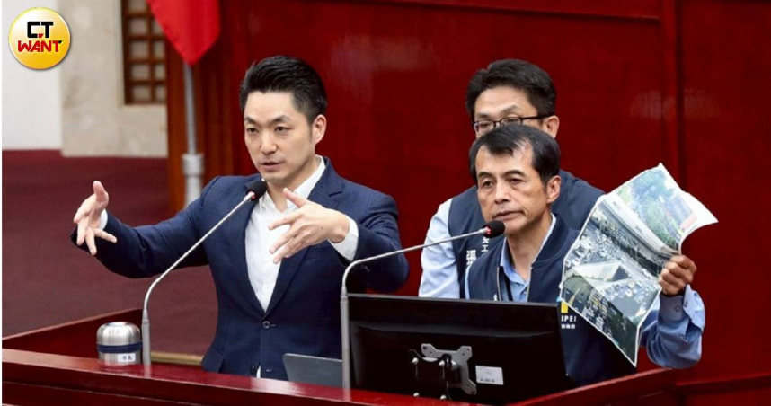 台北市長蔣萬安（左）與北市交通局長謝銘鴻（右）對市內永康徒步區試辦結果提出下一步看法。（圖／黃耀徵攝）