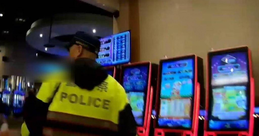 蘆竹警雷霆出擊破251機台賭窟。（ 圖／翻攝畫面）