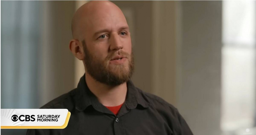 愛上AI的史密斯（Chris Smith）。（圖／翻攝自YouTube／CBS Mornings）