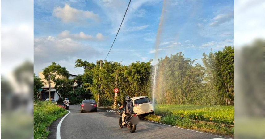 桃園市八德區龍南路429巷24日下午65歲黃姓男子駕駛小客車往八德方向行駛，因不明原因撞擊路旁水管造成損壞，水柱一飛沖天，還形成彩虹。（圖／翻攝照片）