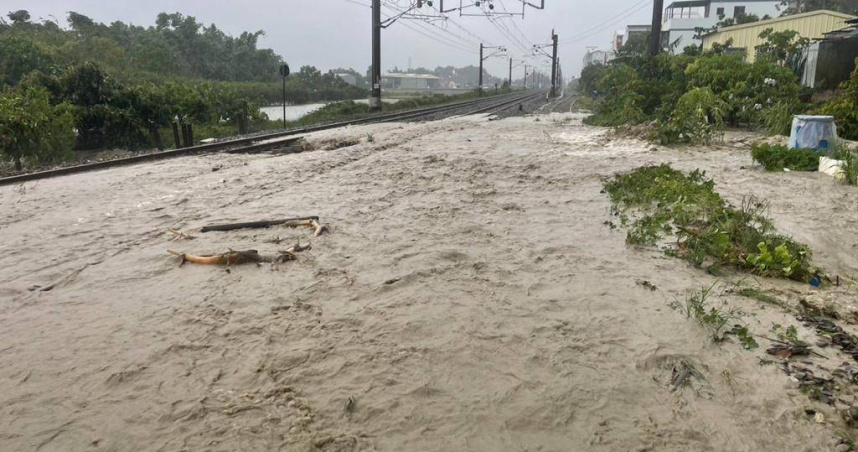 台鐵二水至林內間軌道受大雨影響，雙線不通。（圖／台鐵提供）