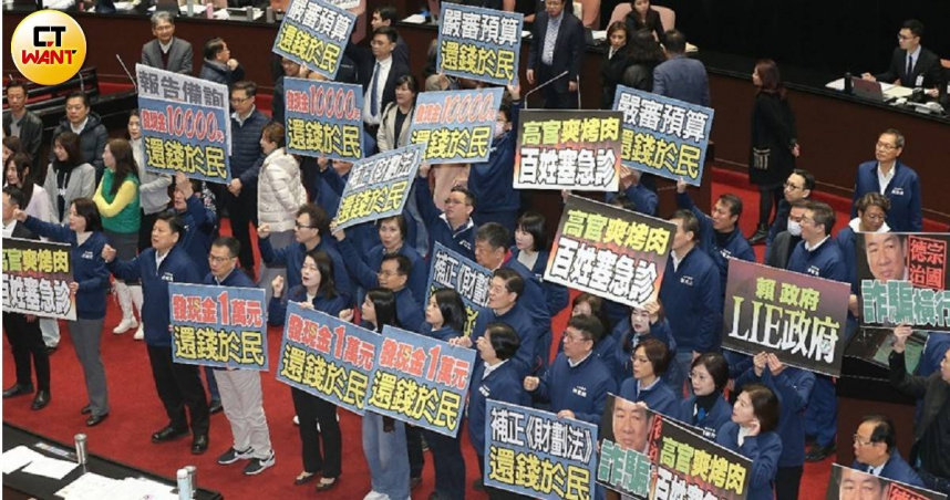 普發新台幣萬元議題將納入「因應國際情勢強化經濟社會及國土安全韌性特別條例」表決，預計11日傍晚前表決結果會出爐。（圖／黃耀徵攝）