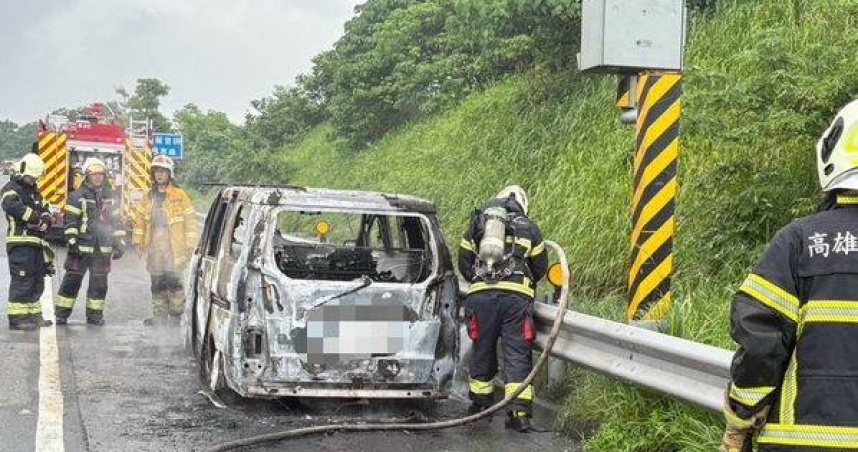81歲翁國道拋錨突起火廂型車燒成骨架。（圖／翻攝畫面）