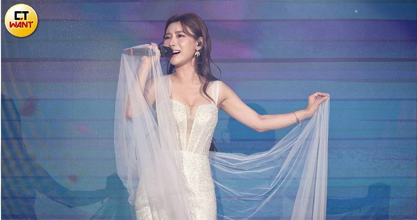 陳怡婷在演唱會穿上低胸禮服，展現傲人身材。（圖／楊澍攝）