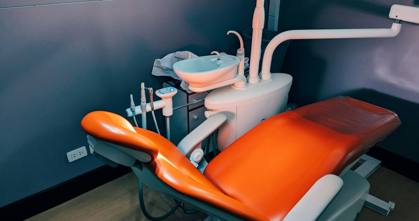 國中學歷男子冒充牙醫師28年遭判刑。（圖／示意圖，Unsplash）