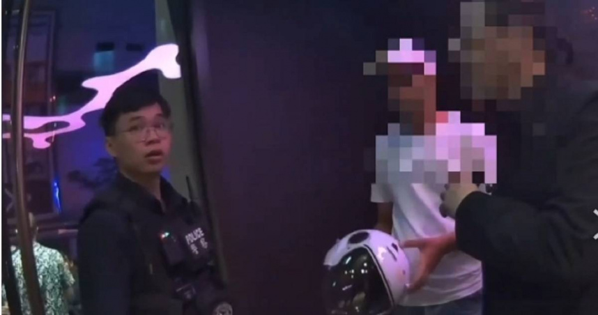 一名23歲的法國籍男子今年5月前往信義區業店狂歡，竟順手偷走警用安全帽。(圖／翻攝畫面)