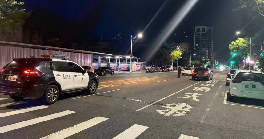 高雄79歲老翁疑似過馬路闖紅燈，遭轎車撞擊後送醫不治。（圖／翻攝記者爆料網）