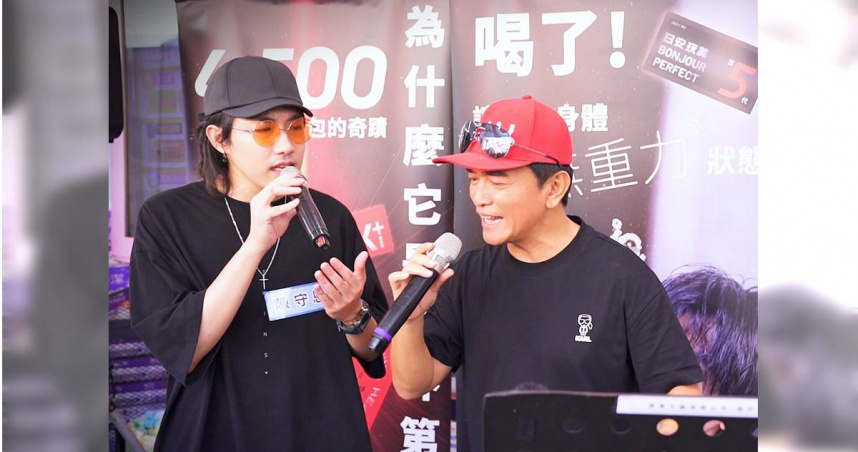 綜藝大哥吳宗憲又有新動作，正式簽下被封為「行走的CD」歌唱比賽專業戶陳守恩。（圖／容易文創提供）