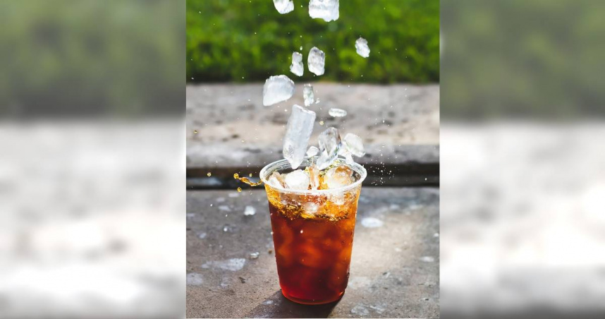 韓國慶熙大學齒科教授金賢貞指出，人們在夏天為了消暑，容易放縱自己過度攝取高糖的水果、冰品以及碳酸飲料，導致口腔細菌滋生，因此更要注意口腔護理。（圖／翻攝unsplash）