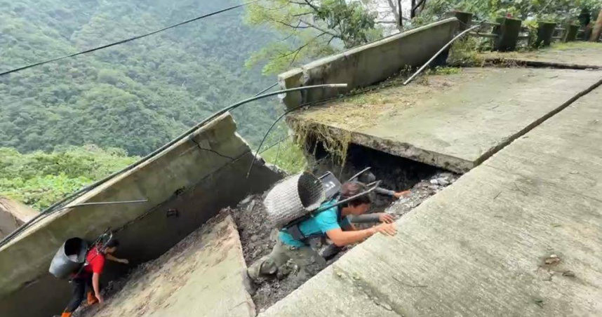 連日豪雨重創屏東縣三地門鄉大社村唯一聯外道路「屏專6線」坍塌12公尺，大社青年5日與族人約10人揹著物資從德文村步行到大社村。（圖／包金茂提供）