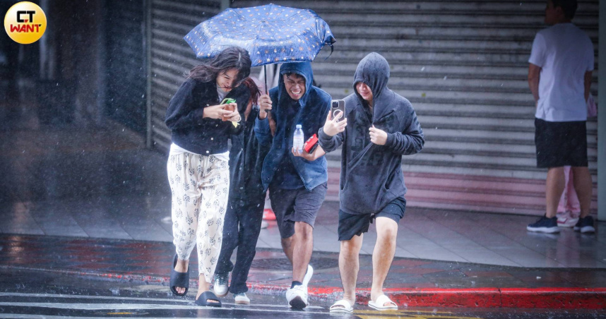 楊柳颱風來襲，彰化縣在警戒區依舊正常上班上課。（示意圖／劉耿豪攝）