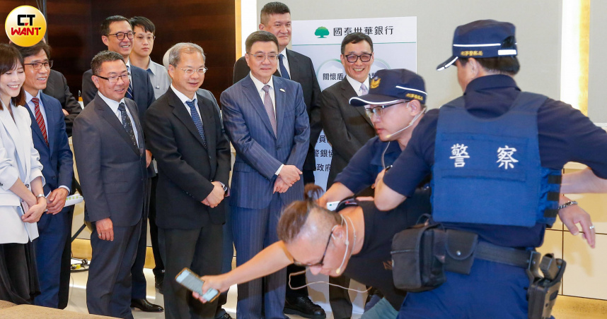 行政院長卓榮泰視察一家民間銀行與警察阻詐演練，然而政院遲未核定檢舉獎金相關辦法，瓦解犯罪集團的動能有限，「打詐內閣」也被批評只能在一旁傻笑。（圖／黃耀徵攝）