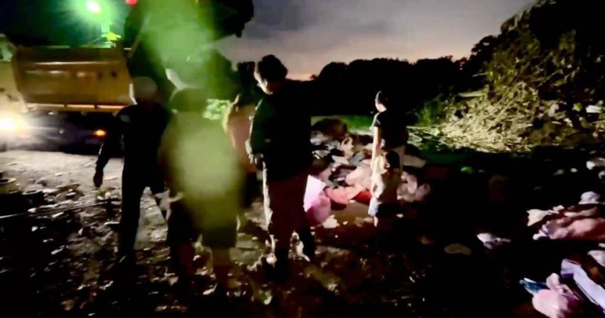 彰化溪湖鎮1名民眾誤把珍藏了10多年、深具紀念意義的2錢金飾以及寶石混入垃圾中，丟進了垃圾車內，清潔隊出動4名隊員與民眾一起仔細的在整車垃圾堆中翻找近1小時，終於把民眾的失物找回。（圖／翻攝畫面）