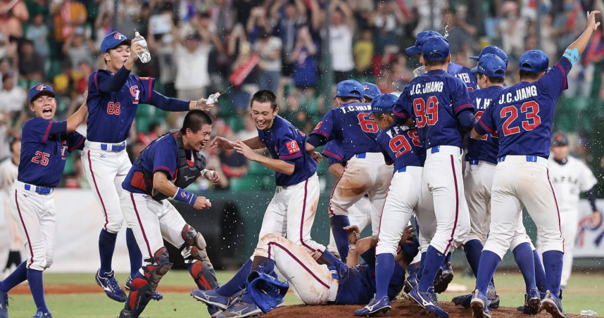 中華隊23日在亞洲盃青少棒錦標賽冠軍戰中，以3比0完封日本隊，成功完成二連霸。（圖／翻攝自中華民國棒球協會粉絲團臉書）