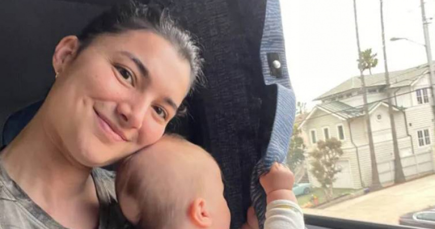 夏揚妮·懷特指控遭男空服員擅自掀起哺乳巾，導致當眾走光，事件引發熱議。（圖／當事人提供）