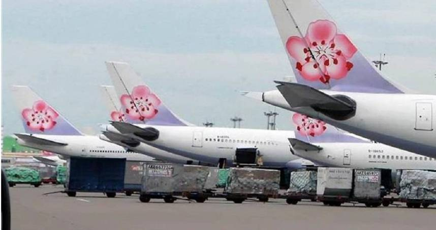 中華航空4月13日CI753航班由台北飛往新加坡途中，因發動機故障，機長決定轉降高雄小港機場。（圖／報系資料照）
