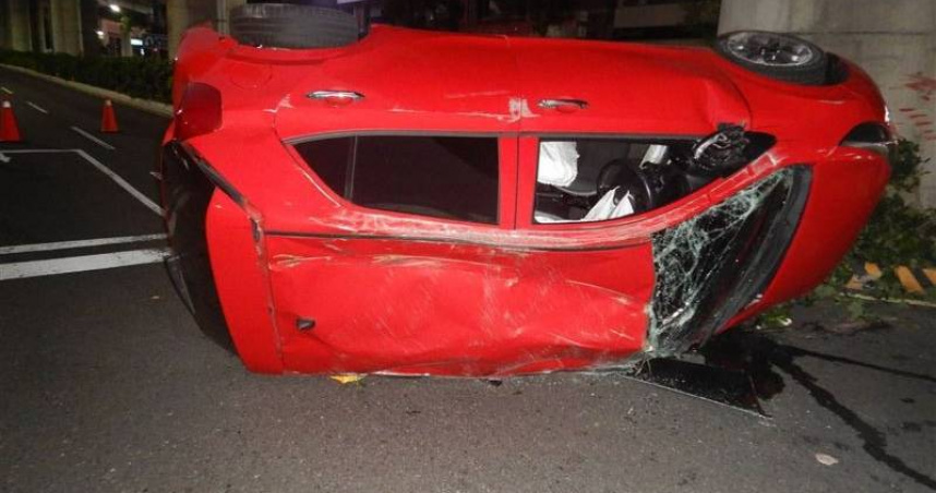 台中西屯區27歲男子疑違規左轉撞上直行車，造成29歲女駕駛車輛翻覆噴飛車外昏迷。（圖／翻攝畫面）