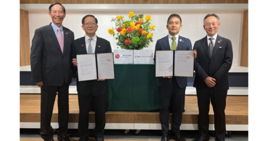 臺日合作打造養生村，由台灣人壽莊中慶總經理（左起）、中國信託樂活董事長陳國恩、日本東急E-LIFE DESIGN代表取締役社長大柴信吾、東急不動產取締役常務執行役員丹下慎也代表簽約。（圖／台灣人壽提供）