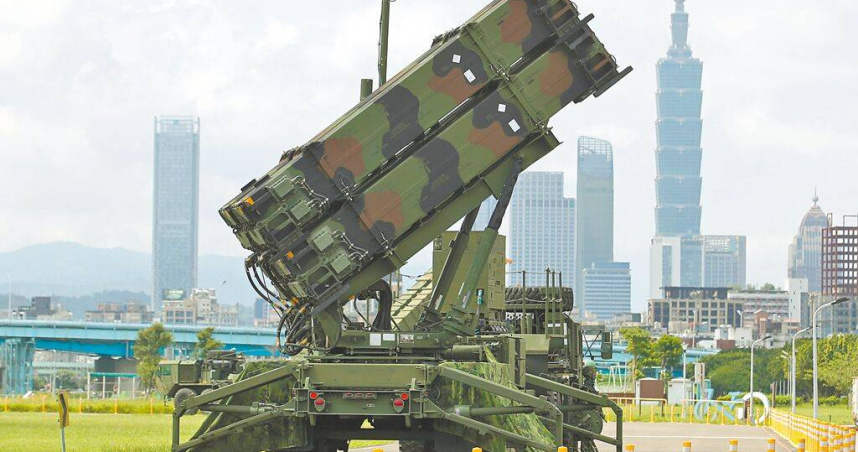 學者認為，若連烏克蘭目前都無法無償獲得美國軍援，「對台軍援遭停也是遲早的事」。圖為愛國者3型飛彈車升起發射架戒備。（圖／本報資料照片）