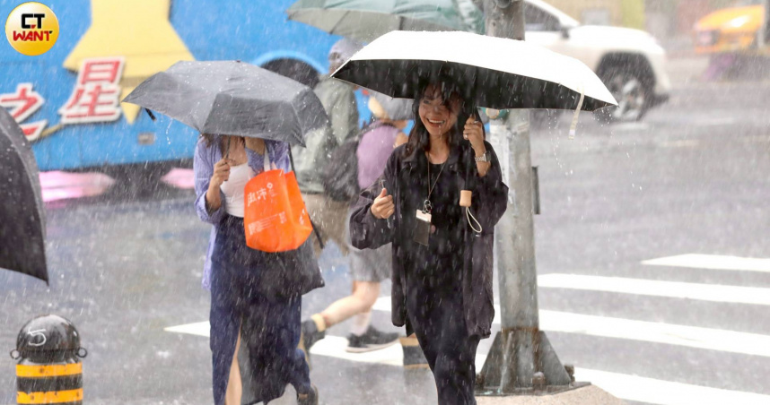 受到強烈颱風「樺加沙」影響，各地雨勢不斷。（圖／方萬民攝）
