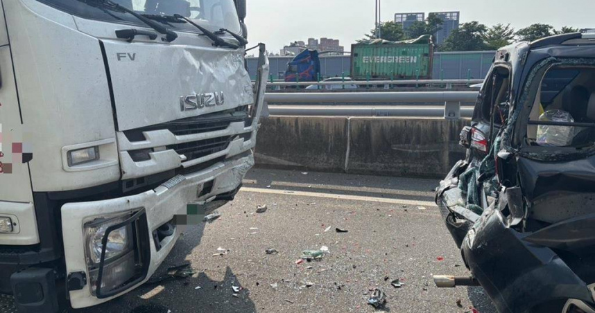 國道1號今（29）日下午在355.2公里北向楠梓交流道入口處，一輛由38歲鍾姓男駕駛所開的大貨車，疑似分心未注意路況，撞上前方4輛等待匝道儀控的車輛，共造成9人受傷送醫。（圖／國道警察提供）