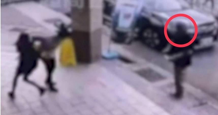 邱姓男子在超商外持刀攻擊學童，造成兩名女童及一名男子受傷。（圖／翻攝畫面）