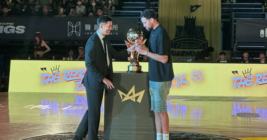 打完本季就告退休的奧帝上台接受上季冠軍戒。（圖／中國時報黃及人攝）