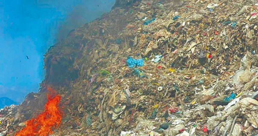 花蓮市垃圾場16日中午起火，疑似沼氣自燃。（圖／民眾提供／中國時報王志偉花蓮傳真）