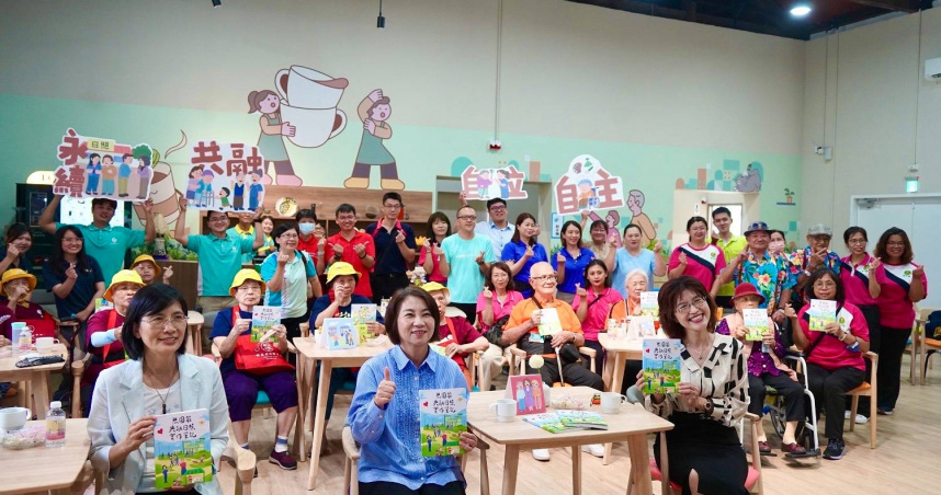 屏東縣政府與國立成功大學攜手合作出版《無圍籬共融日照實作筆記》。（圖片提供／屏東縣政府）