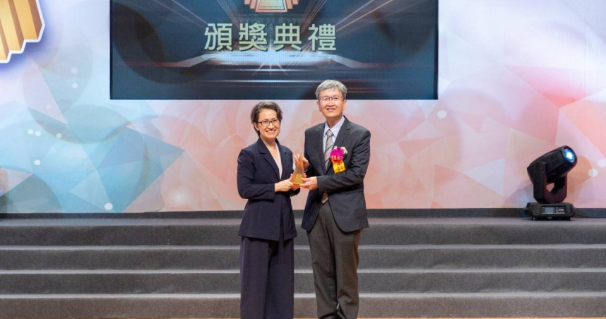 「第22屆國家品牌玉山獎」21日揭曉，台電以穩健營運實績榮獲「傑出企業類」肯定，由台電總經理王耀庭（右）接受副總統蕭美琴頒獎表揚。（圖片提供／台電）