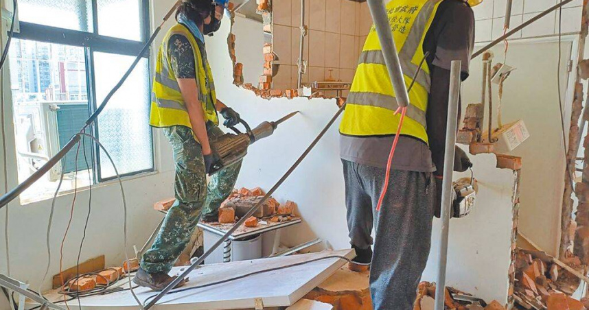 新北市工務局違章建築拆除大隊針對頂樓加蓋隔成多間套雅房並出租牟利，列為優先強制執行拆除對象，統計今年到9月為止，已拆除改善超過300件違建案例。（圖／翻攝畫面）