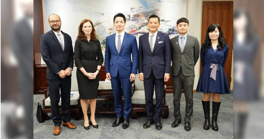 臺北市長蔣萬安5日接見加拿大駐台貿易辦事處代表何曼麗及查爾斯處長，雙方就科技、教育、能源等議題廣泛交換意見。（圖／取自台北市政府網站）