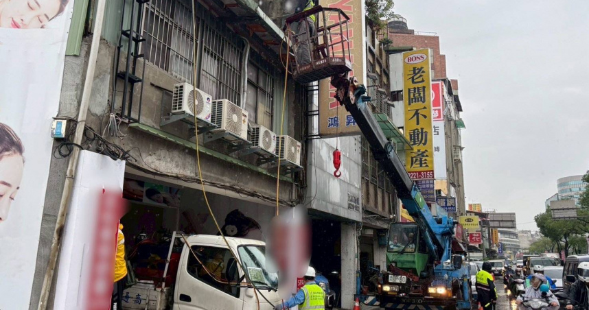 新北市中和區某養生館「屢抓屢開」，市府近日則派遣拆除大隊進場拆出，強勢「斷根」避免該養生館又死灰復燃。（圖／翻攝畫面）