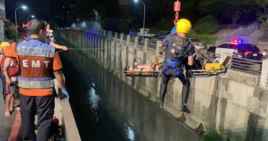 台南市北區開南街柴頭港溪發生女子落水事件,警消趁即將人救起。(圖／翻攝畫面)