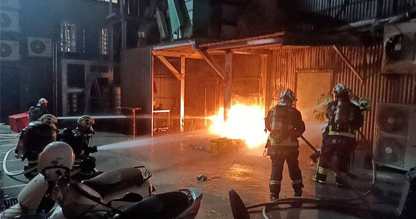 台中市北屯區敦仁街23日晚間一間2層樓鐵皮串燒店疑因更換瓦斯不慎發生火警。（圖／民眾提供）