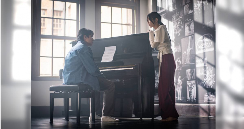 初孟軒在《啵me之我的青春住了鬼》中飾演新銳劇場導演，相當欣賞邵雨薇的才華。（圖／風暴國際提供）