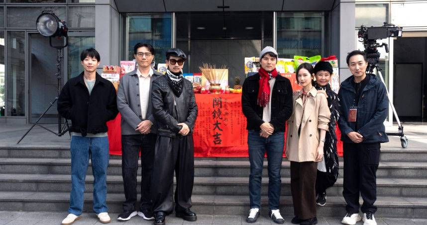 導演奚岳隆（右）新作《無形》11日正式開鏡，主演包括呂雪鳳（右二起）、葉芷妤、鳳小岳、Darren邱凱偉、蔣偉文、黃信赫等人，預計農曆年前殺青。（圖／發起日影視提供）