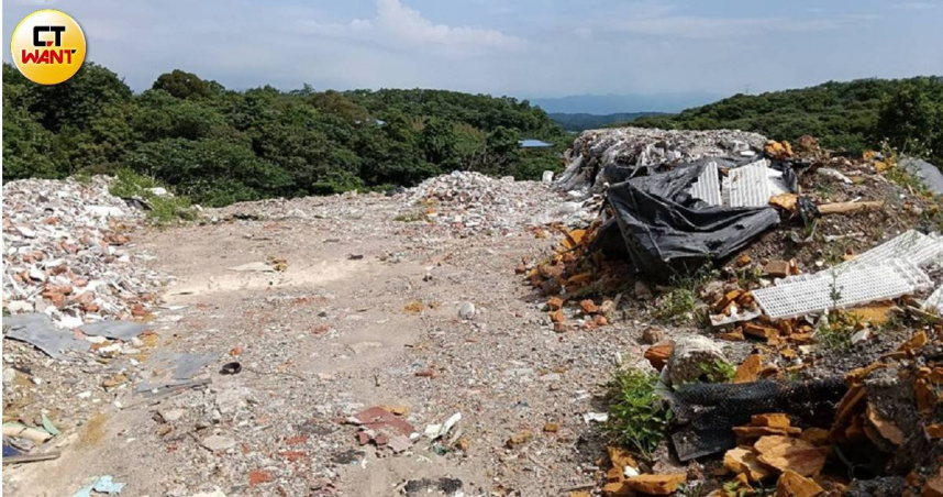 嚴格監管廢土流向之下，「棄土去化」成了棘手問題。圖為新竹縣市交界一處非法垃圾山。（示意圖／顏瑋辰攝）